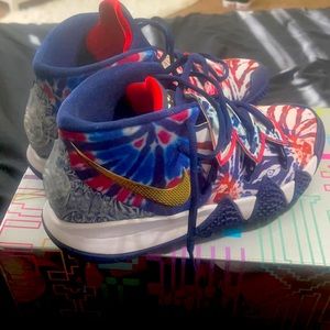 Kyrie sneakers 8.5 in men and 10 in women. I only wore them once.